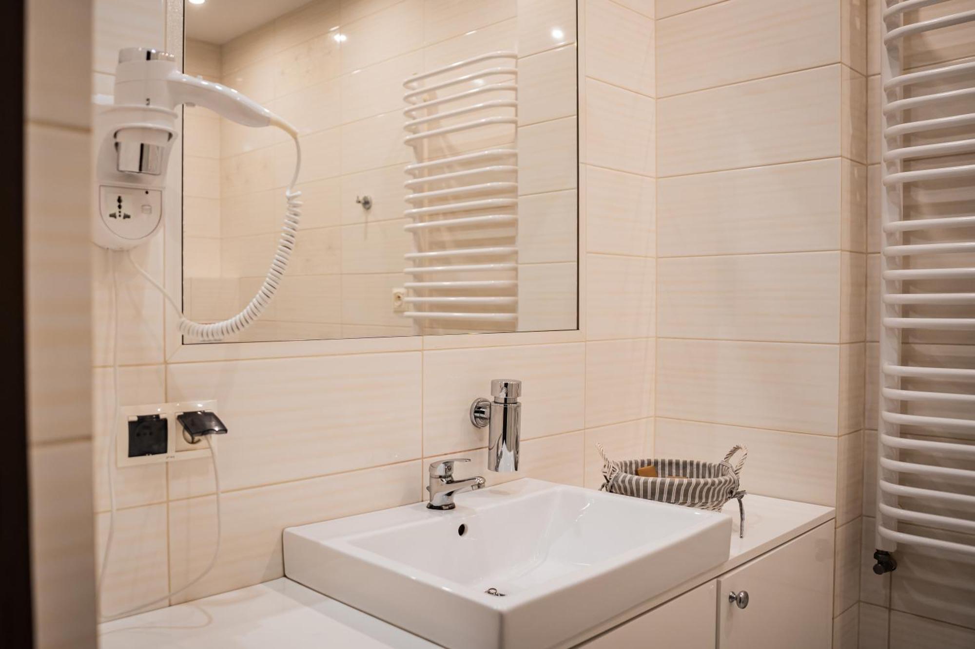 Hotel Przy Dworze Лесьна-Подляска Экстерьер фото